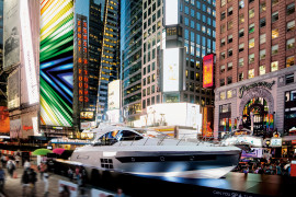 Times Square - per la prima volta nella storia uno yacht esposto nella piazza più famosa del mondo